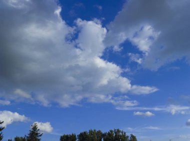 bulutlu mavi gökyüzü