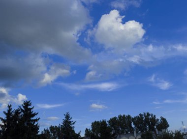 bulutlu mavi gökyüzü