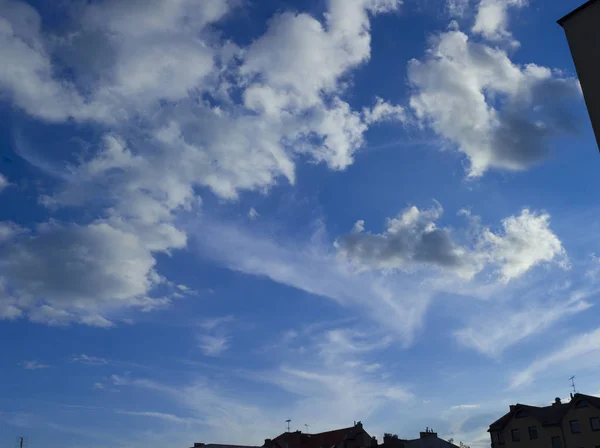 Wolkenloser blauer Himmel — Stockfoto