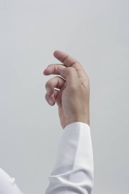 Cep telefonu veya diğer nesneyi yerleştirmek için boş erkek el izole