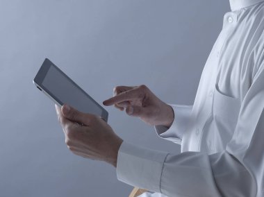 Tablet Holding Suudi Arabistanlı adam eller