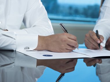İki Suudi işadamları el bir Ducument imza