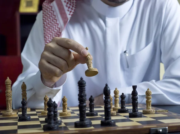 Арабські людина, гри в шахи на своєму столі — стокове фото
