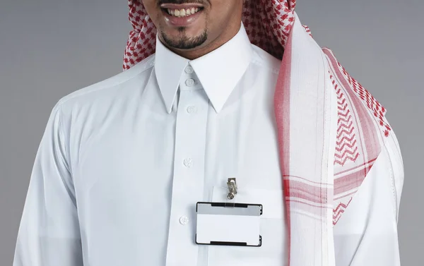 Pria Saudi Torso Dengan Lencana Terisolasi di Dadanya — Stok Foto
