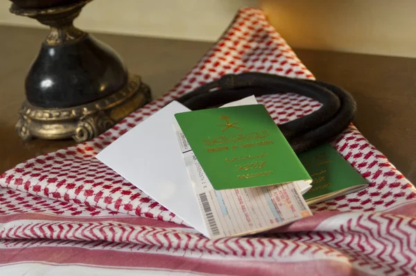 Suudi pasaport, Bilet ve para natürmort Suudi Shumagh ile — Stok fotoğraf