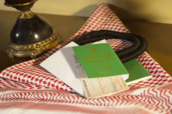 Suudi pasaport, Bilet ve para natürmort Suudi Shumagh ile — Stok fotoğraf