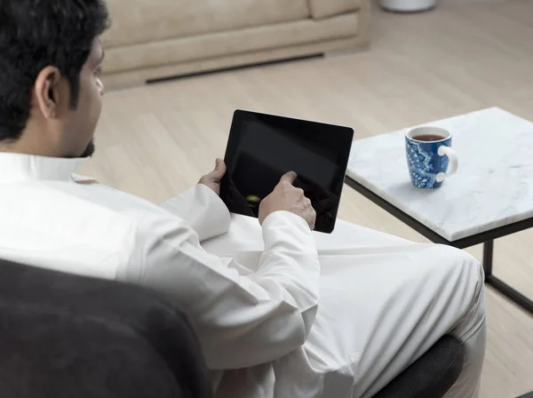 Саудівської Аравії людина за допомогою планшетного ПК на дому — стокове фото