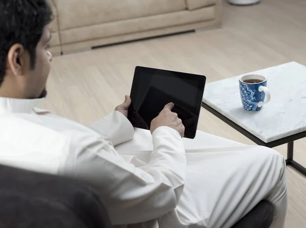 Suudi Arabistanlı adam evde tablet kullanma — Stok fotoğraf