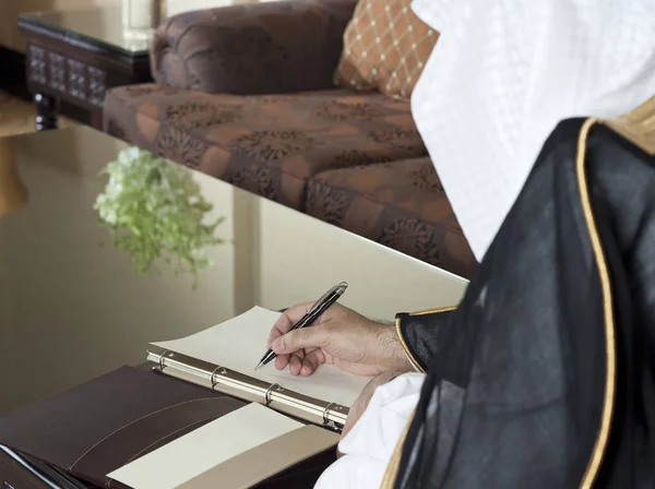 Саудівської Аравії людина почерком на Блокнот — стокове фото