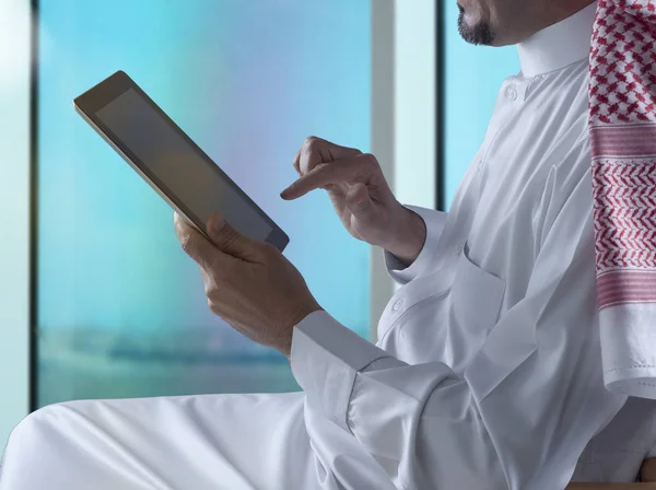 Саудівської Аравії людина за допомогою планшетного поруч із вікном — стокове фото