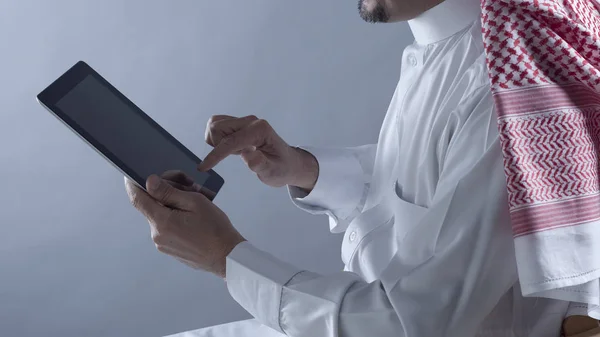 Руки Саудівської Аравії людина тримає планшет — стокове фото