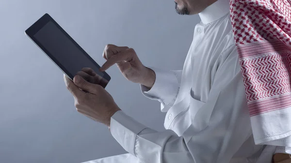 Руки Саудівської Аравії людина тримає планшет — стокове фото