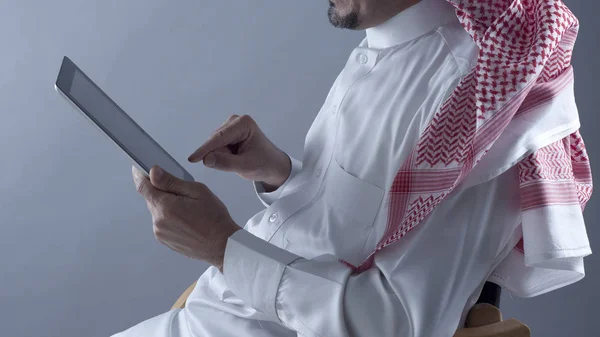 Hombre de Arabia Saudita manos sosteniendo la tableta — Foto de Stock