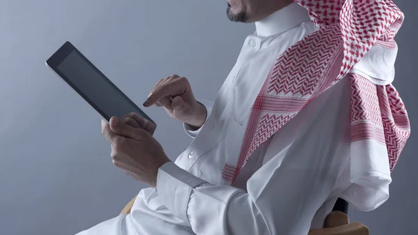 Arab Saudi Tangan Pria memegang Tablet — Stok Foto