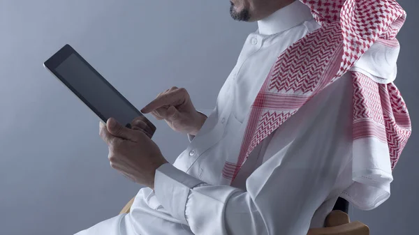 Arab Saudi Tangan Pria memegang Tablet — Stok Foto