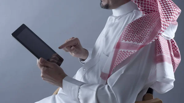 Σαουδικής Αραβίας άνθρωπος χέρια που κρατούν το Tablet — Φωτογραφία Αρχείου