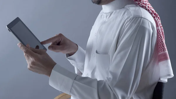 Σαουδικής Αραβίας άνθρωπος χέρια που κρατούν το Tablet — Φωτογραφία Αρχείου
