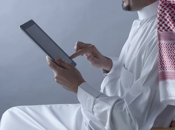 Tablet Holding Suudi Arabistanlı adam eller Telifsiz Stok Imajlar