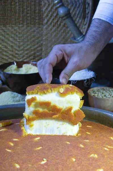 Memotong Kunafa atau Kinafa, Permen Arab dengan Keju untuk Ramadan a — Stok Foto