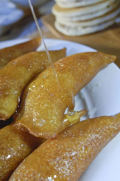 Nalití sirupu na Qatayef, arabský sladkosti s oříšky pro ramadánu — Stock fotografie