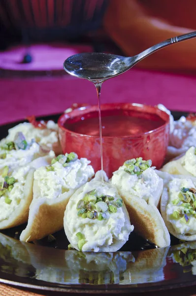 Asafeer, Ramazan ve bayram için Arapça tatlılar dökülen şurubu - Stok İmaj