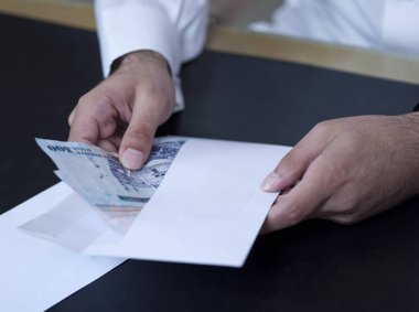 Bir zarf dışında para alarak işadamı eller
