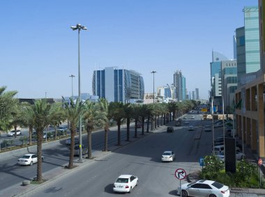 King Fahad Road üzerinde trafik ışık sabah Riyad
