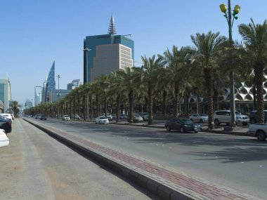 King Fahad Road üzerinde trafik ışık sabah Riyad