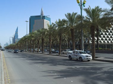 King Fahad Road üzerinde trafik ışık sabah Riyad