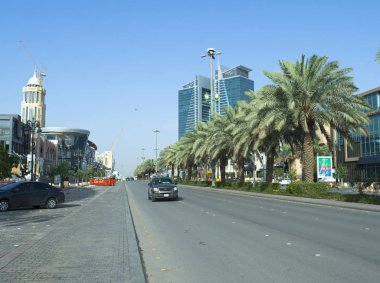 Riyad Tahlia Caddesi üzerinde trafik ışık,