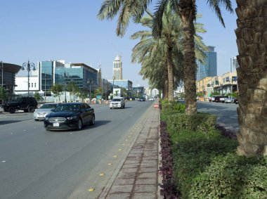 Riyad Tahlia Caddesi üzerinde trafik ışık,