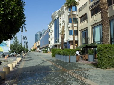 Garsonlar bir Cafe tablolarda hazırlamak