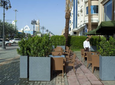 Garson bir Cafe tablolarda hazırlar