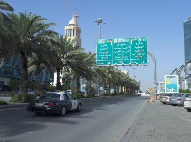 Riyad Tahlia Caddesi üzerinde işareti verilen zorunlu