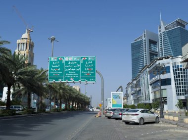 Riyad Tahlia Caddesi üzerinde işareti verilen zorunlu