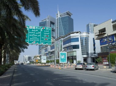 Riyad Tahlia Caddesi üzerinde işareti verilen zorunlu