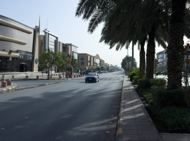 Riyad Tahlia Caddesi üzerinde trafik ışık