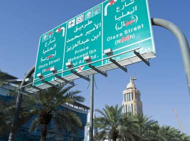 Riyad Tahlia Caddesi üzerinde işareti verilen zorunlu