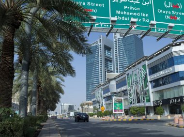 Riyad Tahlia Caddesi üzerinde trafik ışık