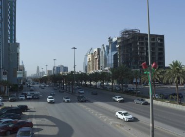 King Fahad Road üzerinde trafik ışık.