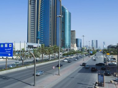 King Fahad Road üzerinde trafik ışık.