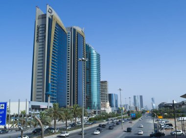 King Fahad Road üzerinde trafik ışık.