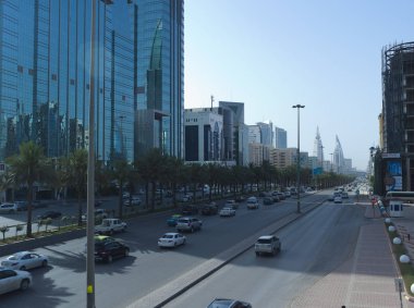 King Fahad Road üzerinde trafik ışık.