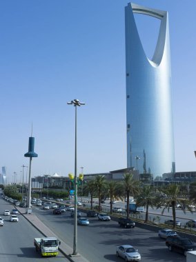 King Fahad Road üzerinde trafik ışık.