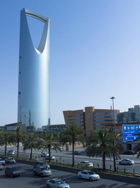 King Fahad Road üzerinde trafik ışık.