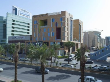 King Fahad Road üzerinde trafik ışık.