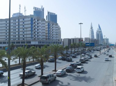 King Fahad Road üzerinde trafik ışık.