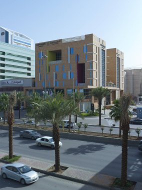 King Fahad Road üzerinde trafik ışık.