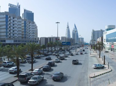 King Fahad Road üzerinde trafik ışık.