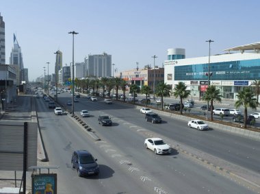 King Fahad Road üzerinde trafik ışık.